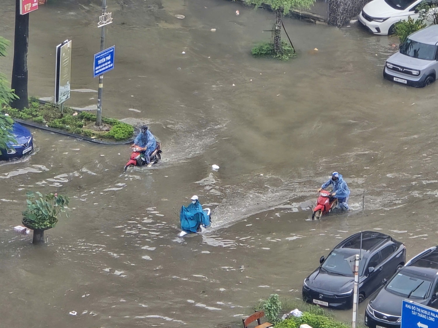 Hà Nội sáng 17/9: Người dân chật vật đi làm, nhiều trường cho học sinh nghỉ vì ngập