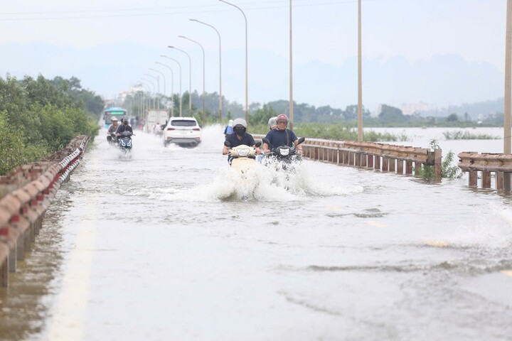 Bộ Xây dựng yêu cầu bảo đảm an toàn giao thông trước lũ trên nhiều tuyến sông Yêu cầu bảo đảm an toàn giao thông trước lũ trên nhiều tuyến sông