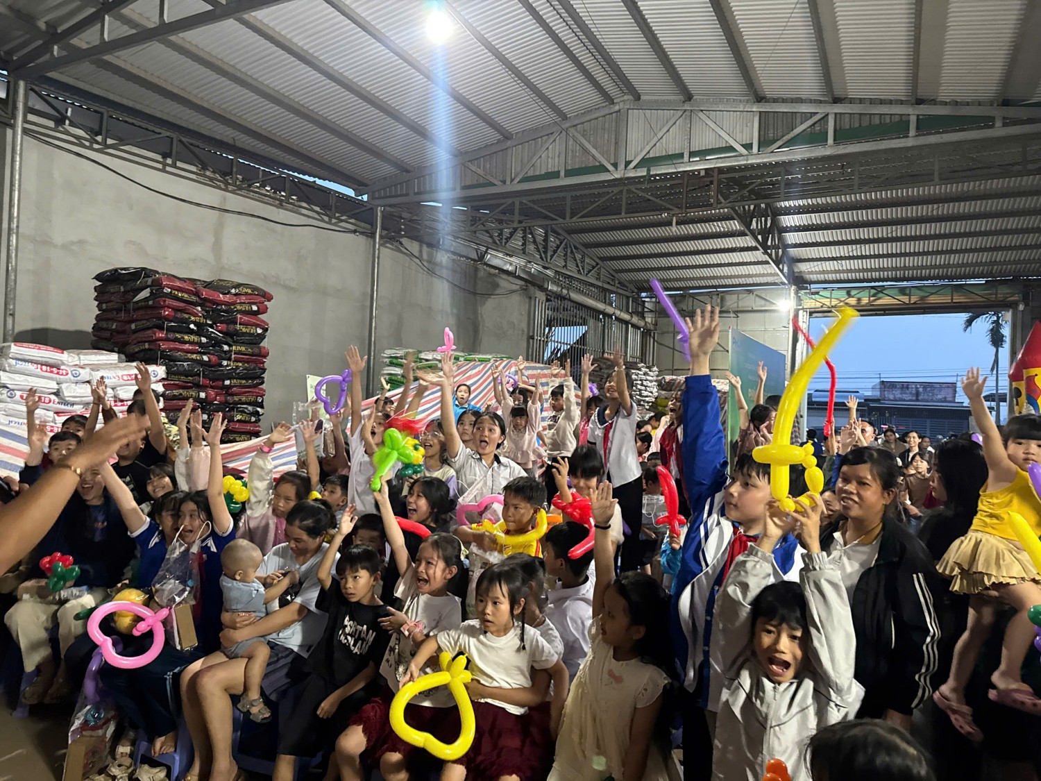 Phú Mỹ mang Tết Trung thu yêu thương đến con em nhà nông PVFCCo - Phú Mỹ mang Tết Trung thu yêu thương đến con em nhà nông
