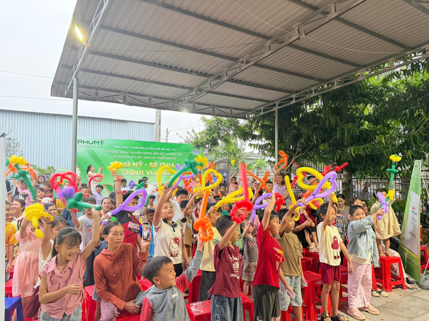 Phú Mỹ mang Tết Trung thu yêu thương đến con em nhà nông PVFCCo - Phú Mỹ mang Tết Trung thu yêu thương đến con em nhà nông
