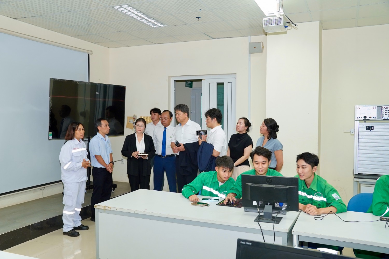 PV College và đối tác Hàn Quốc trao đổi hợp tác đào tạo nhân lực điện hạt nhân