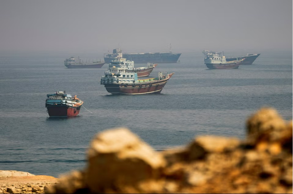 Tàu thuyền qua eo biển Hormuz giảm xuống mức thấp
