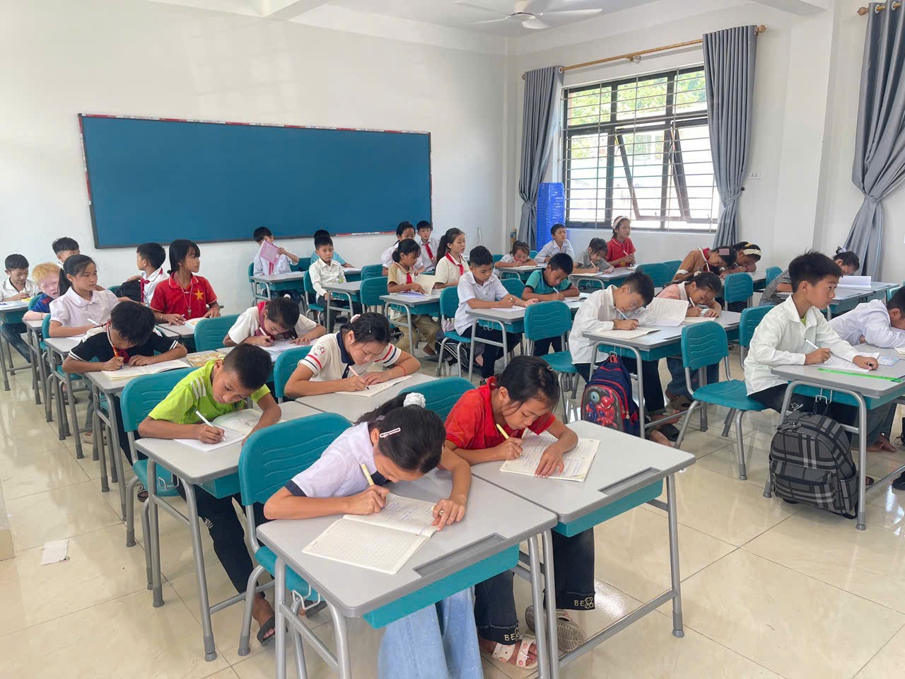 [Chùm ảnh] Đổi thay trong những giờ học đầu tiên dưới mái trường PETROVIETNAM - Phong Thổ