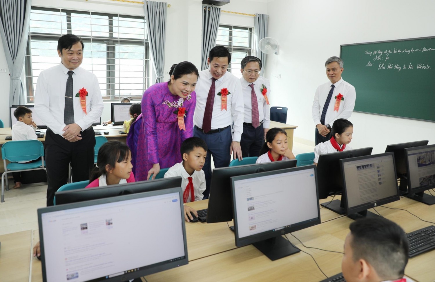 [Chùm ảnh] Đổi thay trong những giờ học đầu tiên dưới mái trường PETROVIETNAM - Phong Thổ