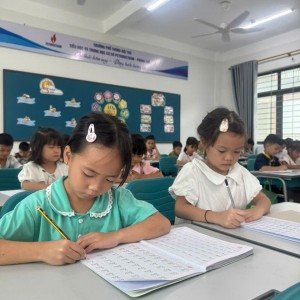 [Chùm ảnh] Đổi thay trong những giờ học đầu tiên dưới mái trường PETROVIETNAM - Phong Thổ