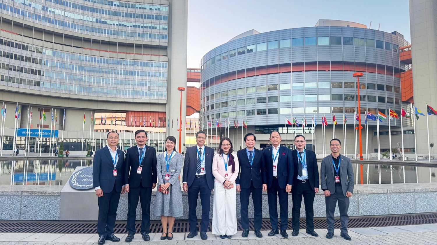 Đoàn đại biểu Việt Nam chụp ảnh lưu niệm tại trụ sở IAEA. Đoàn đại biểu Việt Nam chụp ảnh lưu niệm tại trụ sở IAEA.