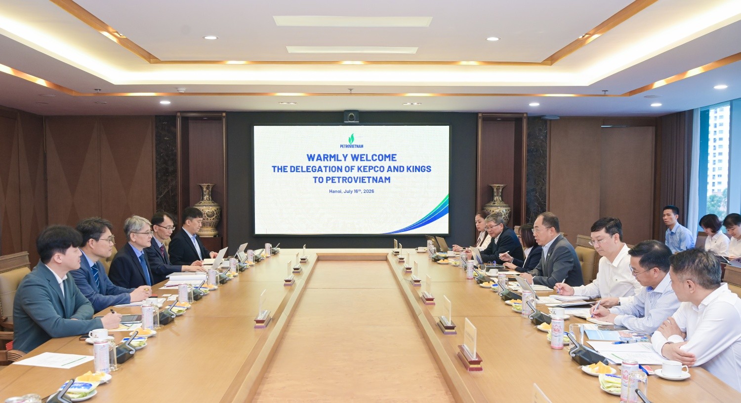 Phó Tổng Giám đốc PETROVIETNAM Cao Hoài Dương làm việc với Trường Năng lượng Hạt nhân Quốc tế KEPCO (KINGS) về phát triển nguồn nhân lực cho Dự án Điện hạt nhân Ninh Thuận 2. Phó Tổng Giám đốc PETROVIETNAM Cao Hoài Dương làm việc với Trường Năng lượng Hạt nhân Quốc tế KEPCO (KINGS) về phát triển nguồn nhân lực cho Dự án Điện hạt nhân Ninh Thuận 2.
