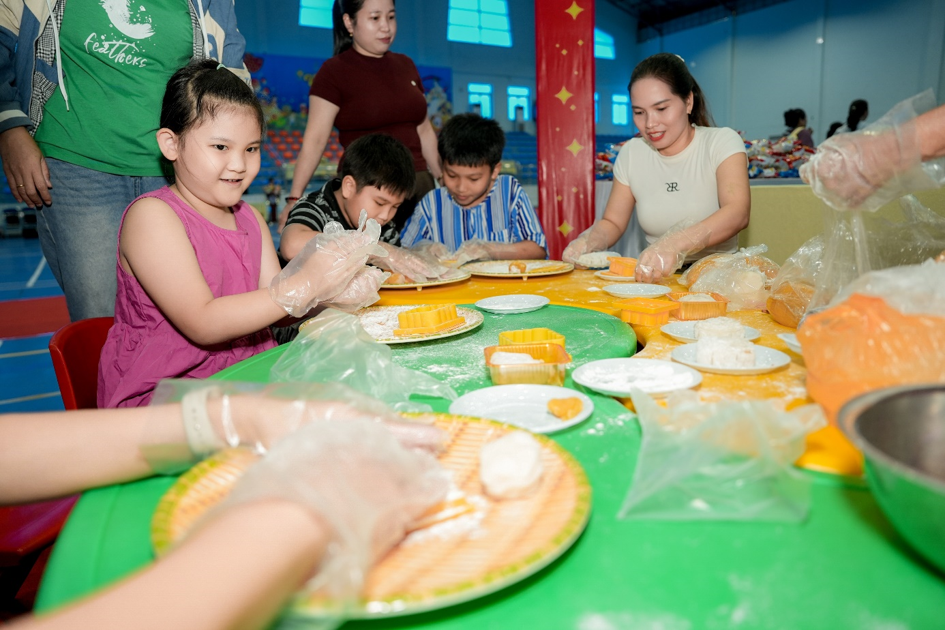 “Vầng trăng cổ tích”: Mang Trung thu ấm áp đến với con em người lao động BSPPT “Vầng trăng cổ tích”: Mang Trung thu ấm áp đến với con em người lao động BSPPT