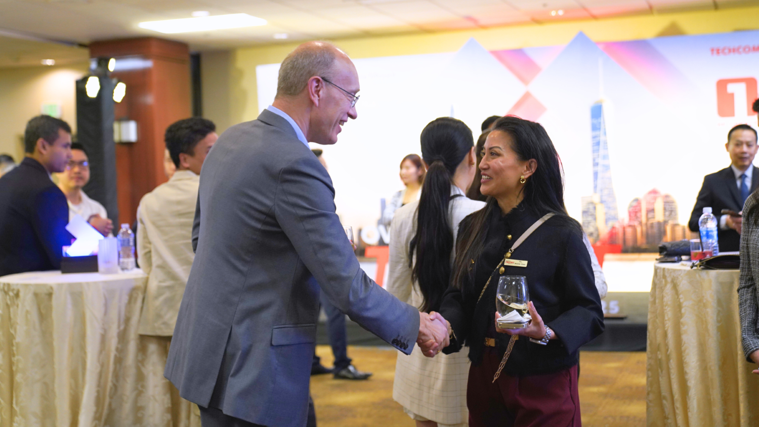 Techcombank tiếp tục thu hút nhân tài quốc tế tại Singapore và London Techcombank tiếp tục thu hút nhân tài quốc tế tại Singapore và London
