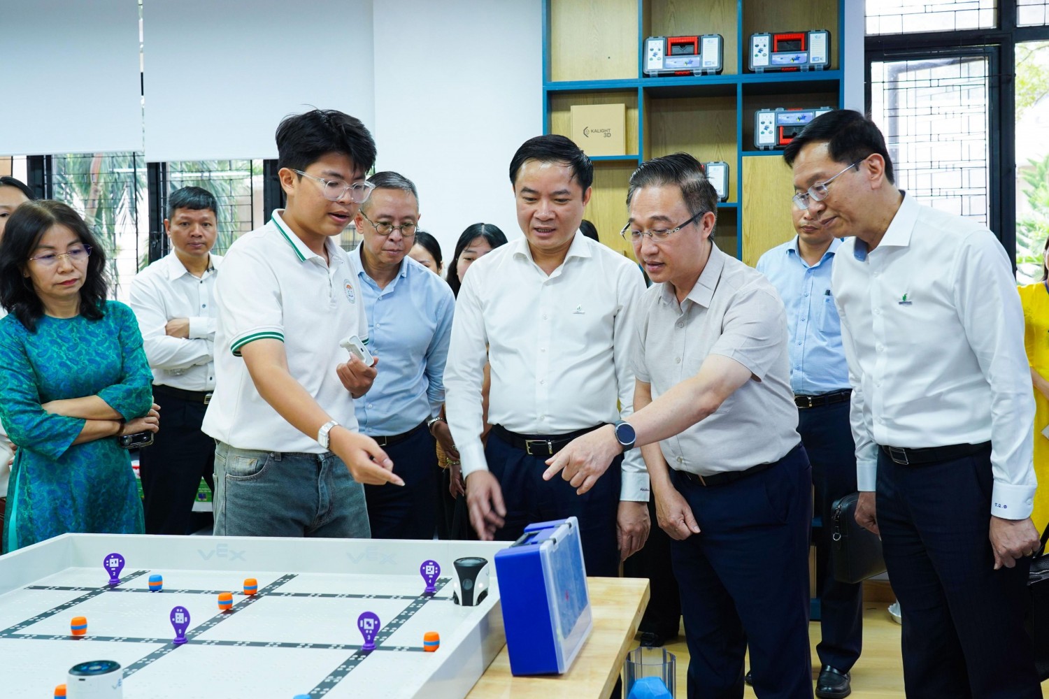 Lãnh đạo PETROVIETNAM, lãnh đạo TP Hồ Chí Minh nghe học sinh Trường THPT Châu Thành, TP. Hồ Chí Minh giới thiệu về hoạt động tại phòng STEM. Lãnh đạo PETROVIETNAM, lãnh đạo TP Hồ Chí Minh nghe học sinh Trường THPT Châu Thành, TP. Hồ Chí Minh giới thiệu về hoạt động tại phòng STEM.