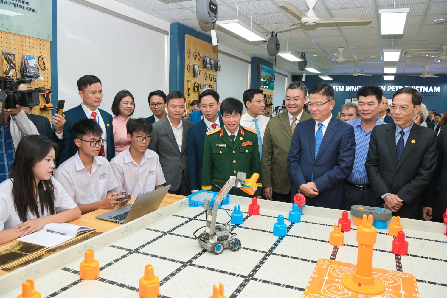 Lãnh đạo Chính phủ, lãnh đạo PETROVIETNAM tại phòng STEM Trường THPT Hàm Rồng, Thanh Hóa. Lãnh đạo Chính phủ, lãnh đạo PETROVIETNAM tại phòng STEM Trường THPT Hàm Rồng, Thanh Hóa.