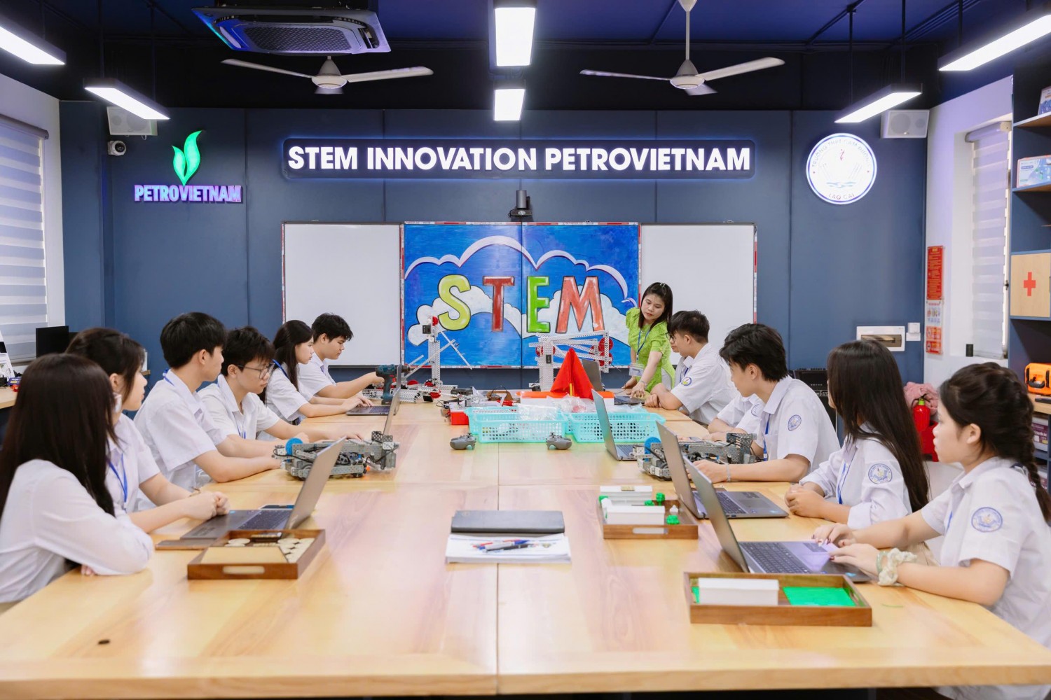 Không gian phòng Lab STEM tại trường THPT Cam Đường, Lào Cai được PETROVIETNAM đầu tư nhiều trang thiết bị hiện đại, đạt chuẩn quốc tế. Không gian phòng Lab STEM tại trường THPT Cam Đường, Lào Cai được PETROVIETNAM đầu tư nhiều trang thiết bị hiện đại, đạt chuẩn quốc tế.