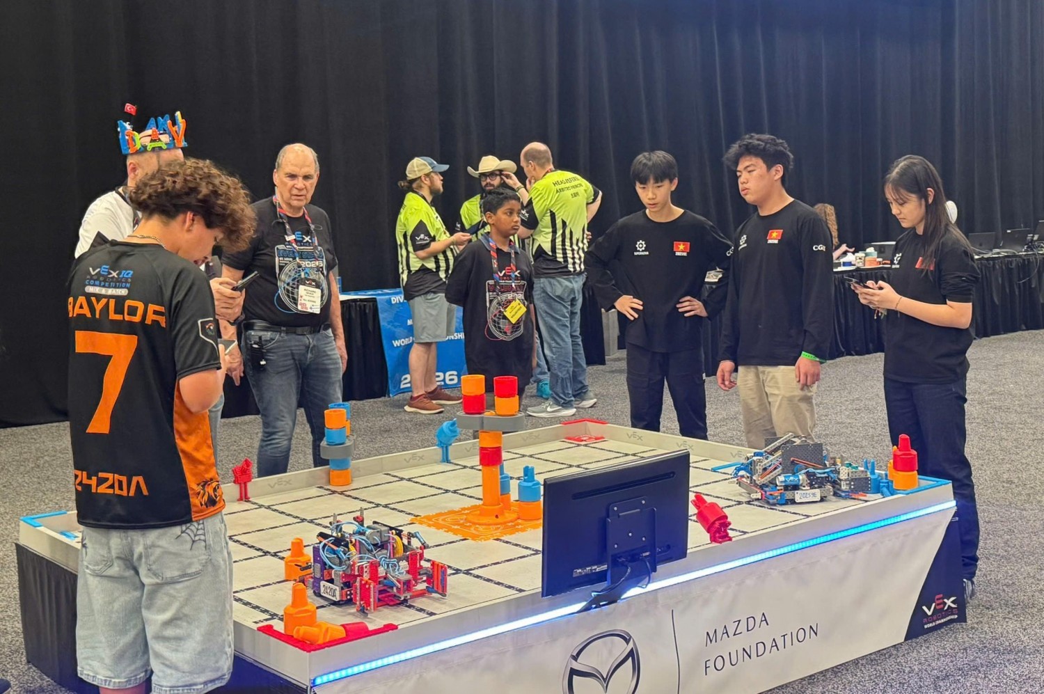Các đội tuyển Việt Nam thi đấu đầy nỗ lực và đạt thành tích cao tại VEX Robotics World Championship 2026. Các đội tuyển Việt Nam thi đấu đầy nỗ lực và đạt thành tích cao tại VEX Robotics World Championship 2026.