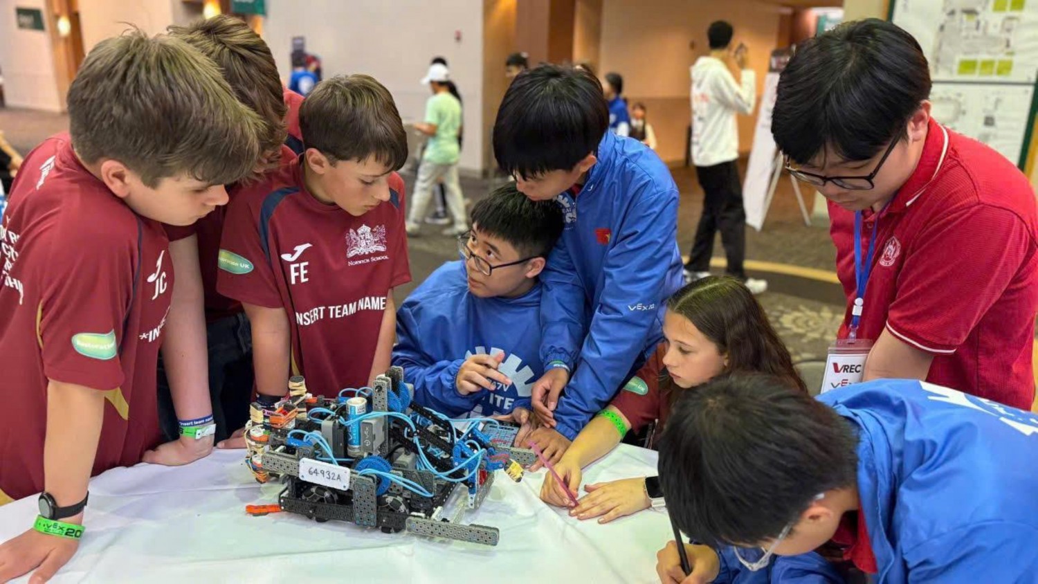 Học sinh Việt Nam tự tin giao lưu, trao đổi kinh nghiệm về thiết kế, lập trình robot với bạn bè quốc tế. Học sinh Việt Nam tự tin giao lưu, trao đổi kinh nghiệm về thiết kế, lập trình robot với bạn bè quốc tế.