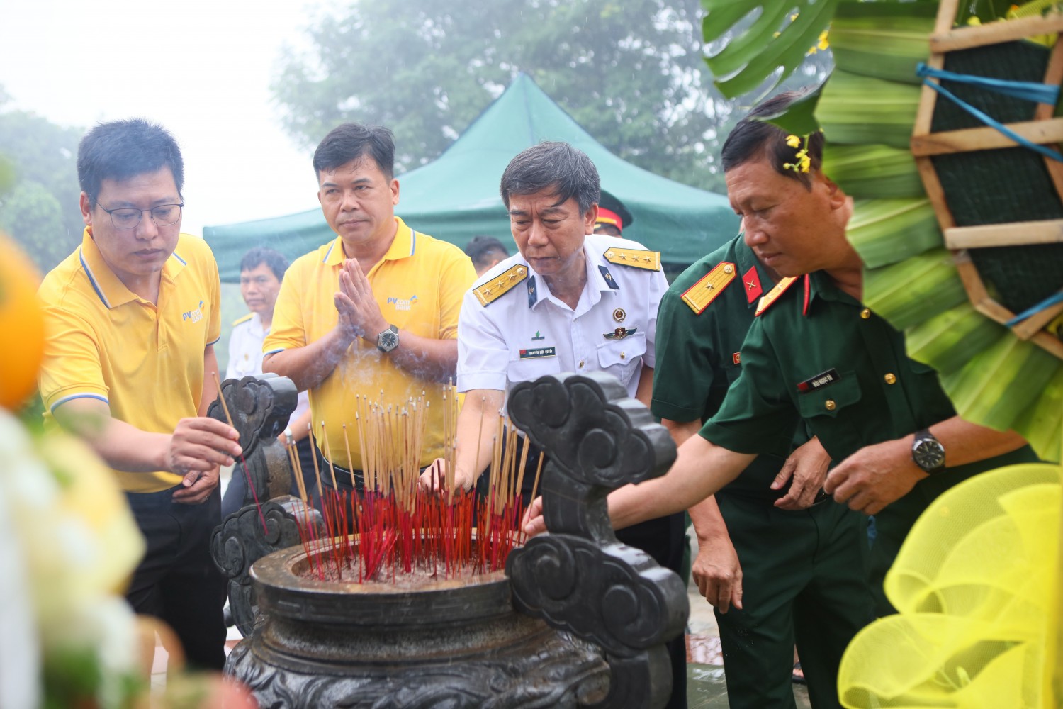 Đại diện các đơn vị thành viên thuộc PETROVIETNAM dâng hương tưởng nhớ cụ Huỳnh Thúc Kháng. Đại diện các đơn vị thành viên thuộc PETROVIETNAM dâng hương tưởng nhớ cụ Huỳnh Thúc Kháng.