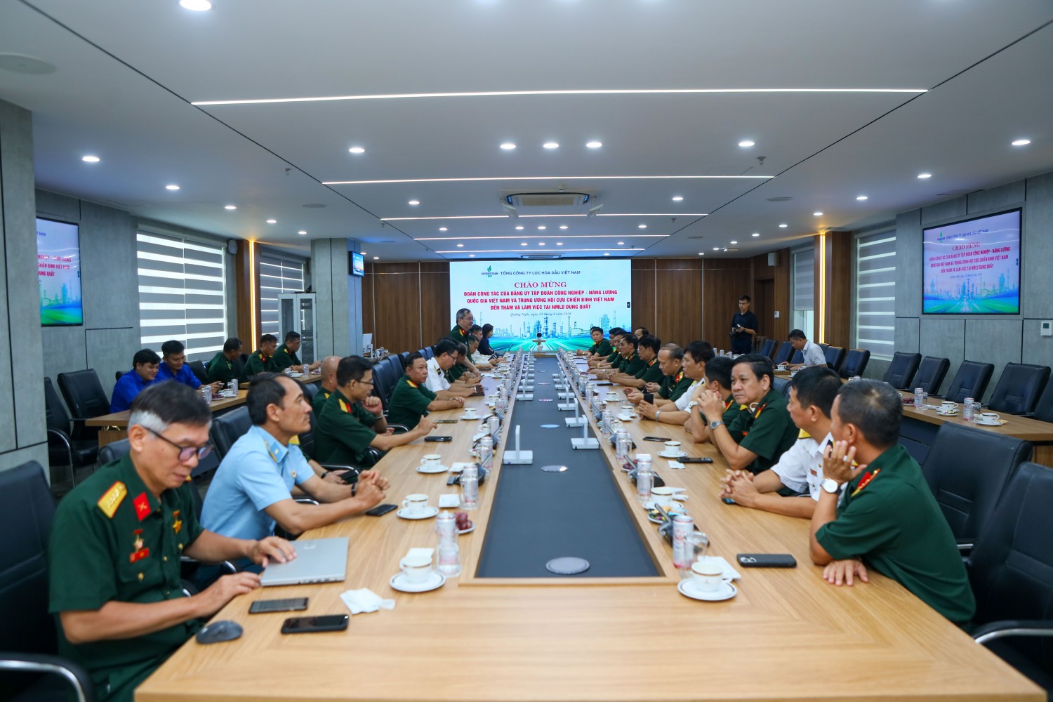 Toàn cảnh buổi làm việc của Hội CCB Việt Nam, Hội CCB PETROVIETNAM với BSR. Toàn cảnh buổi làm việc của Hội CCB Việt Nam, Hội CCB PETROVIETNAM với BSR.