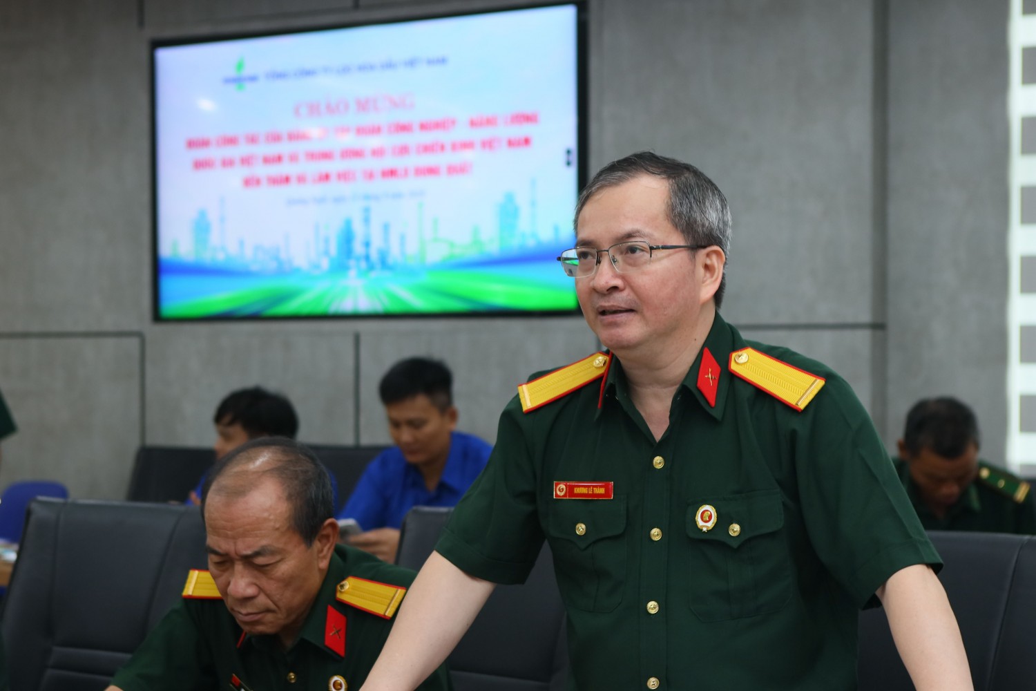 Đồng chí Khương Lê Thành – Phó Bí thư Thường trực Đảng uỷ, Thành viên HĐQT, Chủ tịch Hội CCB BSR báo cáo về tình hình sản xuất kinh doanh của đơn vị. Đồng thời, nhấn mạnh về việc Tổng công ty đang tiếp tục tập trung vào các nhiệm vụ trọng tâm, trong đó chú trọng nâng cao hiệu quả quản trị, tối ưu hóa vận hành NMLD Dung Quất. Đồng chí Khương Lê Thành – Phó Bí thư Thường trực Đảng uỷ, Thành viên HĐQT, Chủ tịch Hội CCB BSR báo cáo về tình hình sản xuất kinh doanh của đơn vị. Đồng thời, nhấn mạnh về việc Tổng công ty đang tiếp tục tập trung vào các nhiệm vụ trọng tâm, trong đó ch