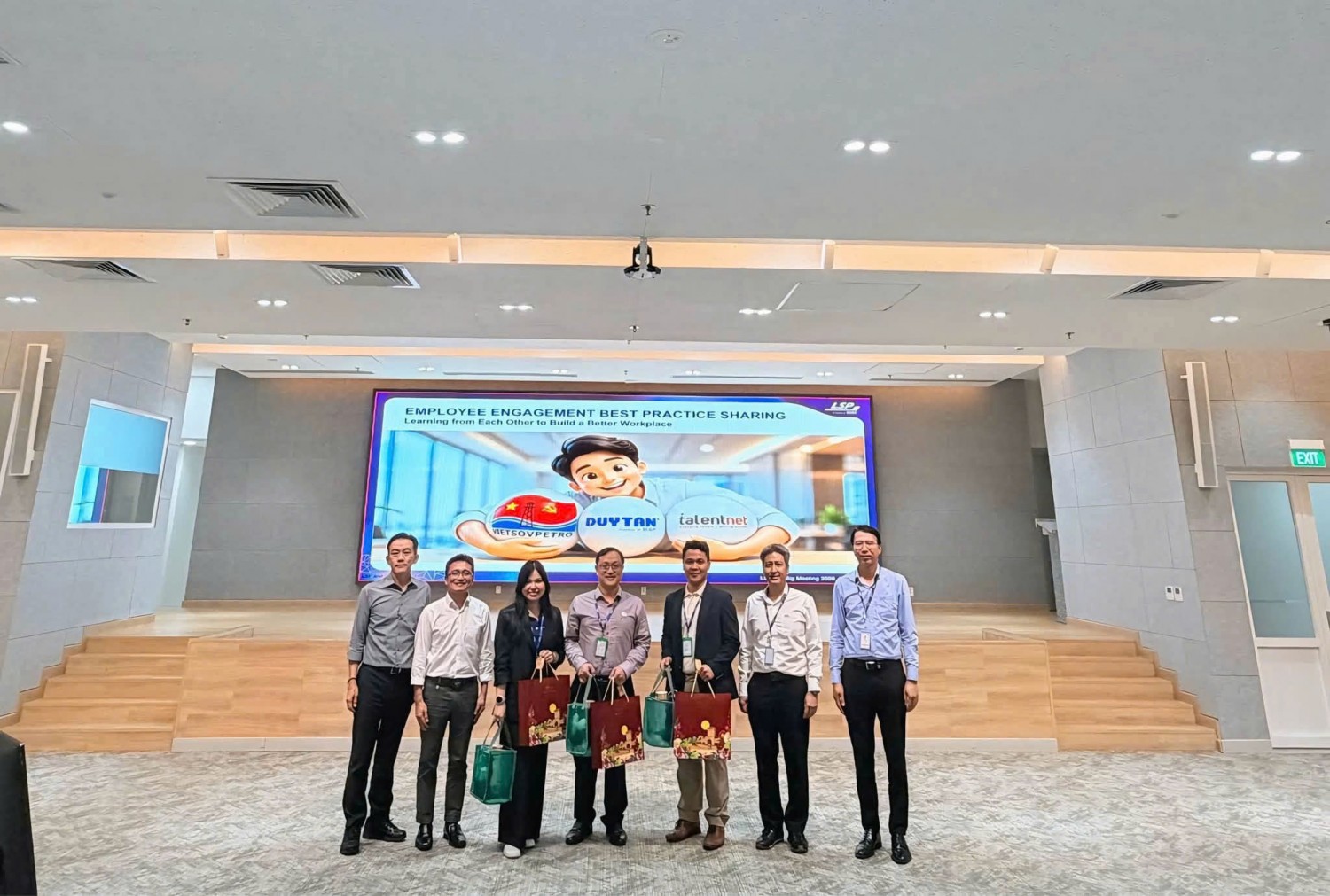 Vietsovpetro và LSP trao đổi kinh nghiệm về gắn kết người lao động Vietsovpetro và LSP trao đổi kinh nghiệm về gắn kết người lao động