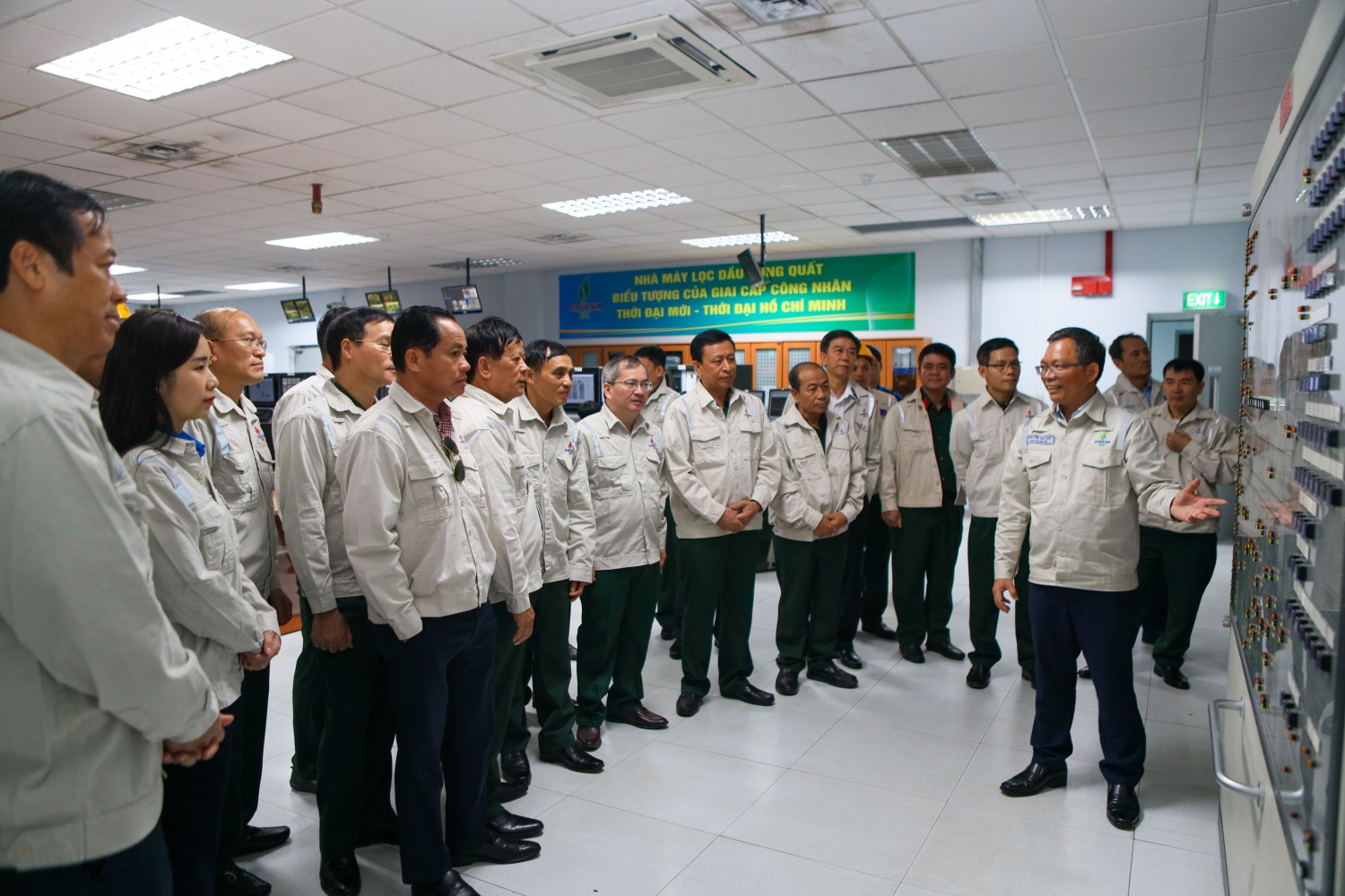 Ông Cao Tuấn Sĩ – Giám đốc NMLD Dung Quất chia sẻ về quy mô, cấu tạo và tình hình sản xuất các sản phẩm tại NMLD Dung Quất. Ông Cao Tuấn Sĩ – Giám đốc NMLD Dung Quất chia sẻ về quy mô, cấu tạo và tình hình sản xuất các sản phẩm tại NMLD Dung Quất.