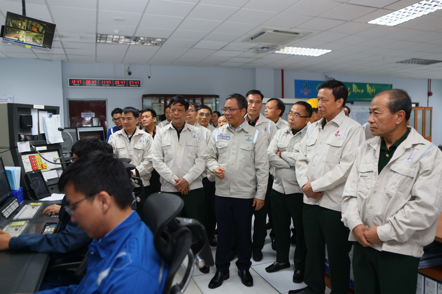 Đoàn công tác tham quan, tìm hiểu về tình hình hoạt động của NMLD Dung Quất. Đồng thời, thăm hỏi và động viên các CBCNV BSR đang trực vận hành tại Phòng Điều khiển Trung tâm NMLD Dung Quất. Đoàn công tác tham quan, tìm hiểu về tình hình hoạt động của NMLD Dung Quất. Đồng thời, thăm hỏi và động viên các CBCNV BSR đang trực vận hành tại Phòng Điều khiển Trung tâm NMLD Dung Quất.