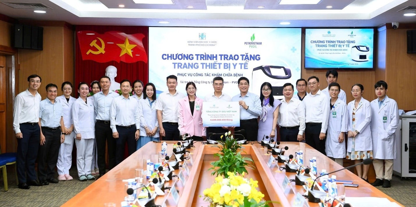 PVOIL trao tặng thiết bị y tế cho Bệnh viện Đại học Y Dược TP. Hồ Chí Minh