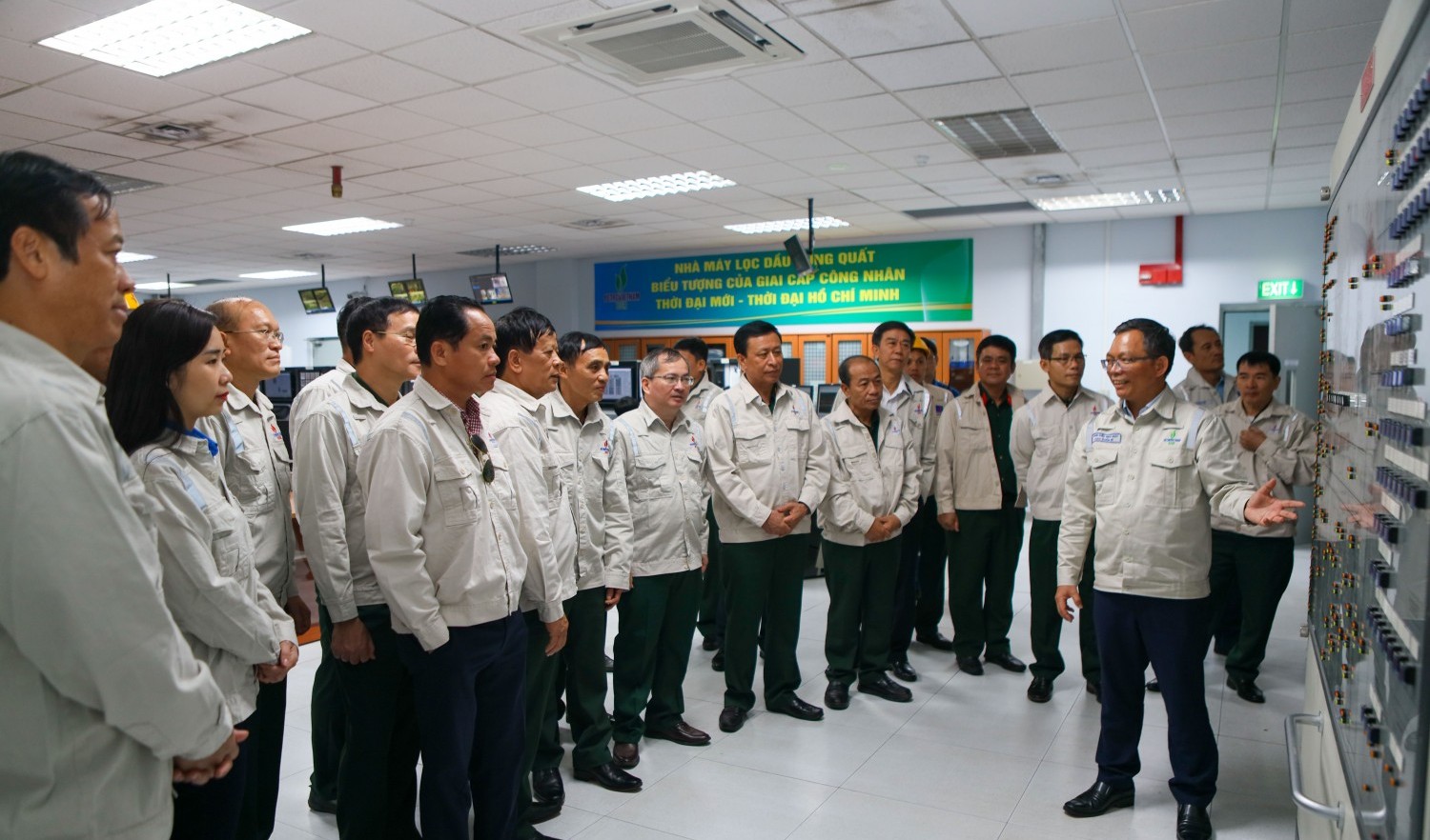 Hội CCB PETROVIETNAM thăm, tìm hiểu thực tế tại Nhà máy Lọc dầu Dung Quất