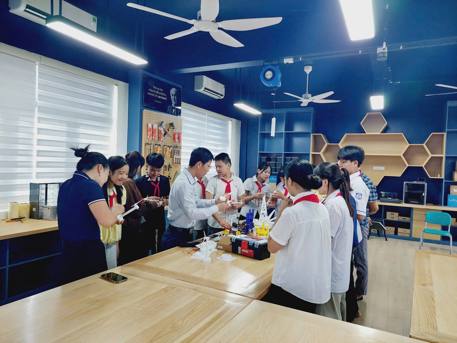 Khơi dậy ước mơ sáng tạo cho học sinh vùng biên từ phòng STEM tại Trường PETROVIETNAM - Phong Thổ Khơi dậy ước mơ sáng tạo cho học sinh vùng biên từ phòng STEM tại Trường PETROVIETNAM - Phong Thổ