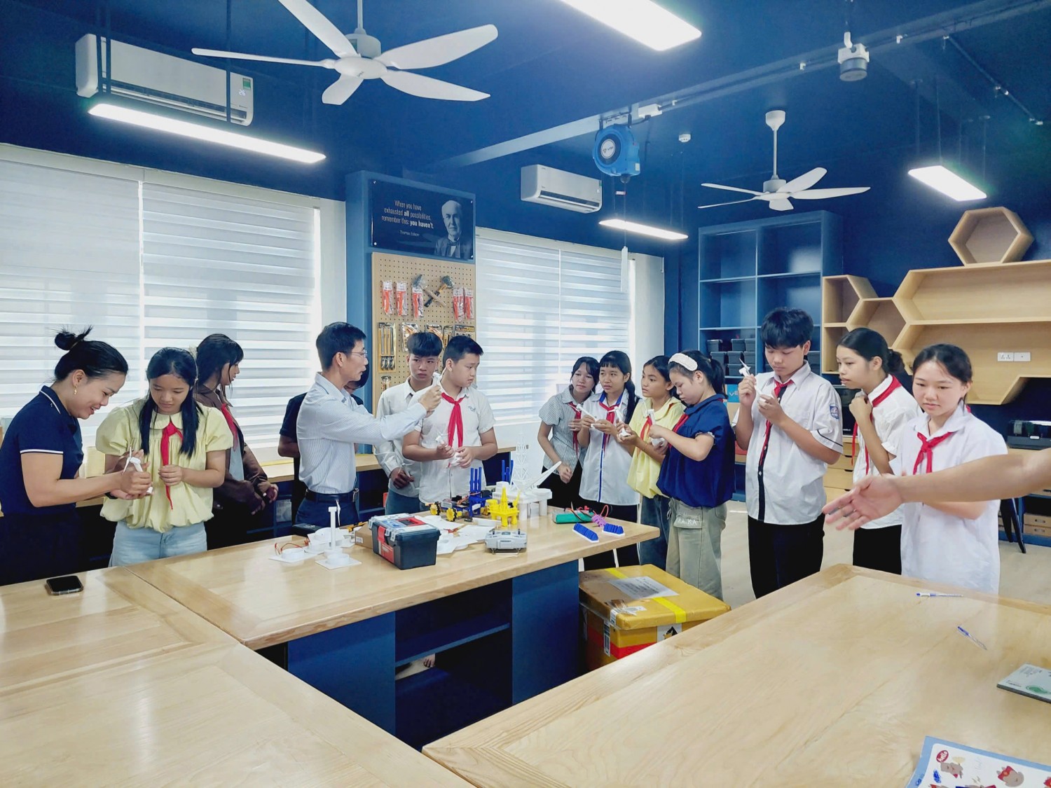 Khơi dậy ước mơ sáng tạo cho học sinh vùng biên từ phòng STEM tại Trường PETROVIETNAM - Phong Thổ Khơi dậy ước mơ sáng tạo cho học sinh vùng biên từ phòng STEM tại Trường PETROVIETNAM - Phong Thổ