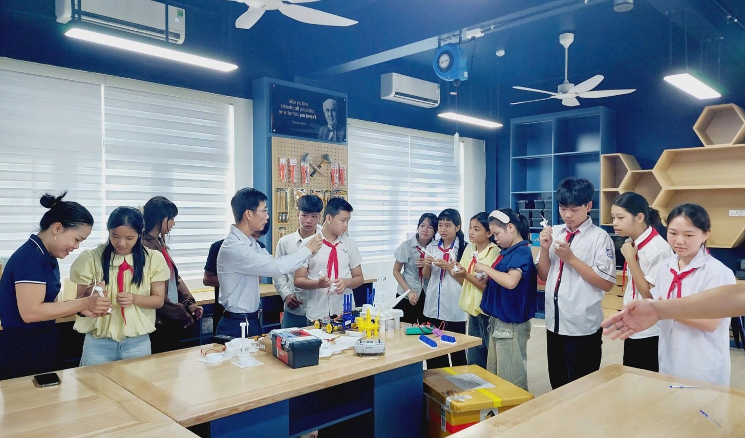 Khơi dậy ước mơ sáng tạo cho học sinh vùng biên từ phòng STEM tại Trường PETROVIETNAM - Phong Thổ