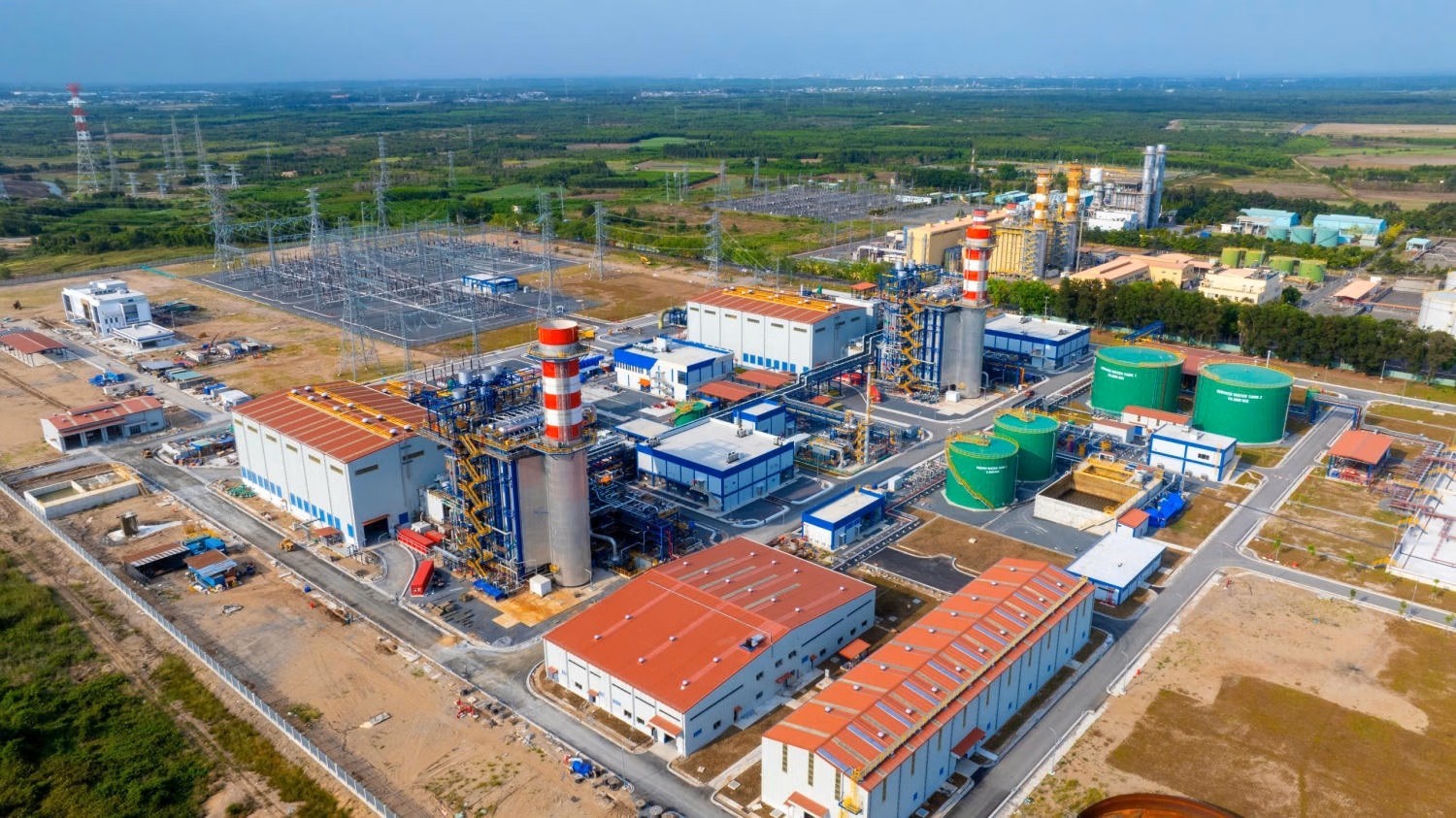 PETROVIETNAM hiện đang quản lý, vận hành 12 nhà máy điện với tổng công suất lắp đặt 8.249 MW, chiếm khoảng 9% tổng công suất nguồn điện của hệ thống điện quốc gia. Việc xây dựng cơ sở dữ liệu tập trung góp phần nâng cao hiệu quả quản trị, giám sát và điều hành các nhà máy điện của Tập đoàn. PETROVIETNAM hiện đang quản lý, vận hành 12 nhà máy điện với tổng công suất lắp đặt 8.249 MW, chiếm khoảng 9% tổng công suất nguồn điện của hệ thống điện quốc gia. Việc xây dựng cơ sở dữ liệu tập trung góp phần nâng cao hiệu quả quản trị, giám sát và điều hành các nhà máy điện của Tập đoàn.