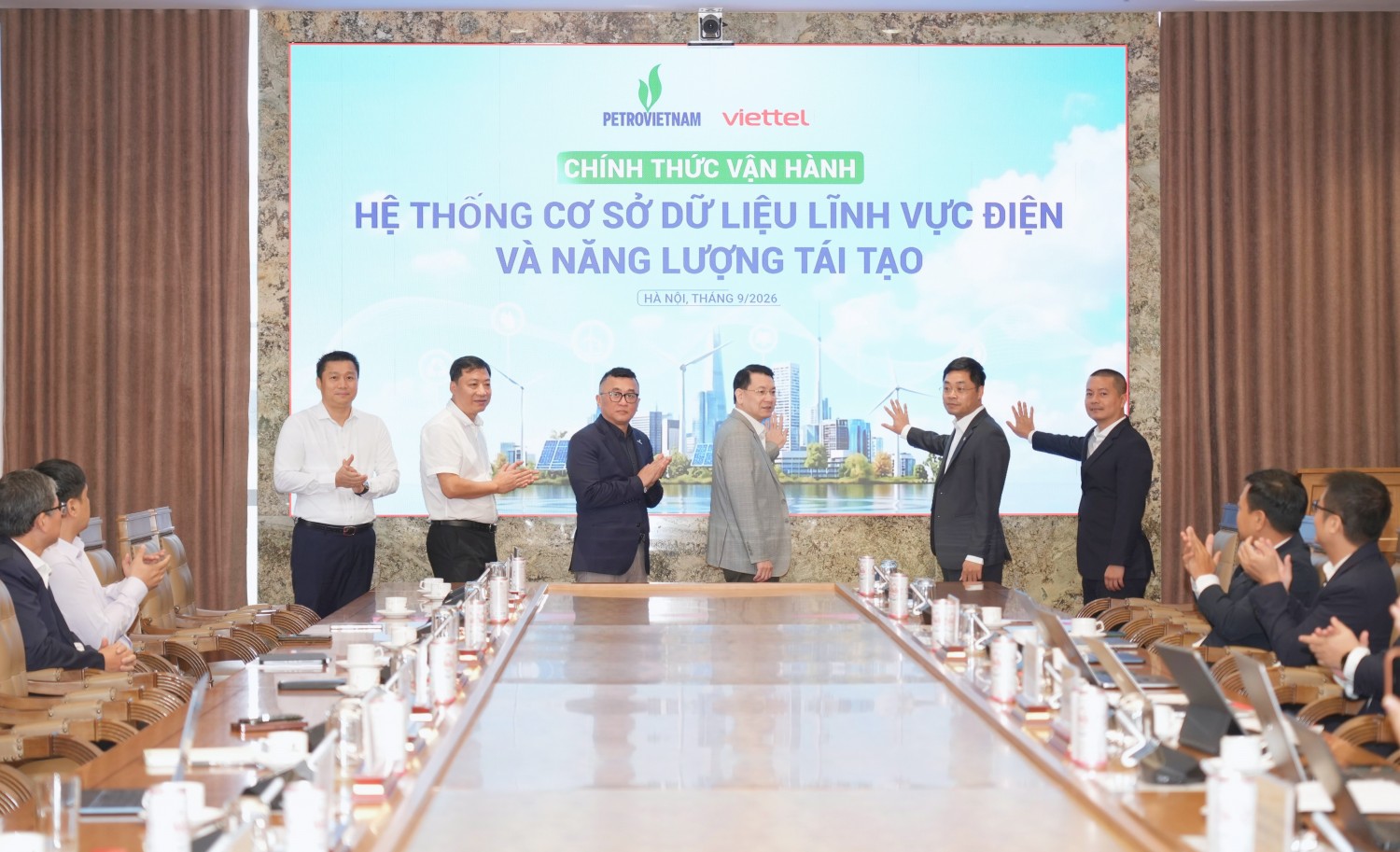 Lãnh đạo PETROVIETNAM và Viettel Solutions thực hiện nghi thức chính thức đưa Hệ thống Cơ sở dữ liệu lĩnh vực Điện và Năng lượng tái tạo vào vận hành. Lãnh đạo PETROVIETNAM và Viettel Solutions thực hiện nghi thức chính thức đưa Hệ thống Cơ sở dữ liệu lĩnh vực Điện và Năng lượng tái tạo vào vận hành.
