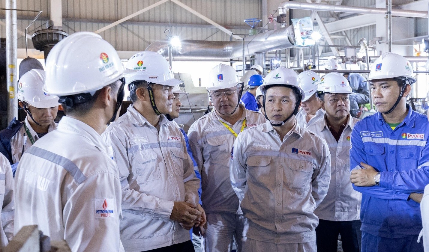 Lãnh đạo PVCFC động viên đội ngũ trực tiếp thực hiện bảo dưỡng Nhà máy Đạm Cà Mau