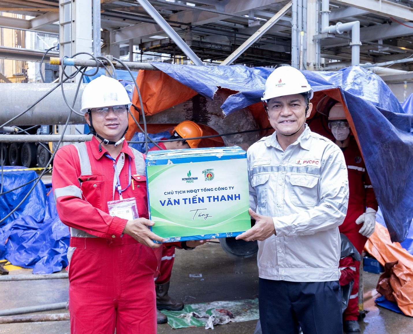 Lãnh đạo PVCFC động viên đội ngũ trực tiếp thực hiện bảo dưỡng Nhà máy Đạm Cà Mau