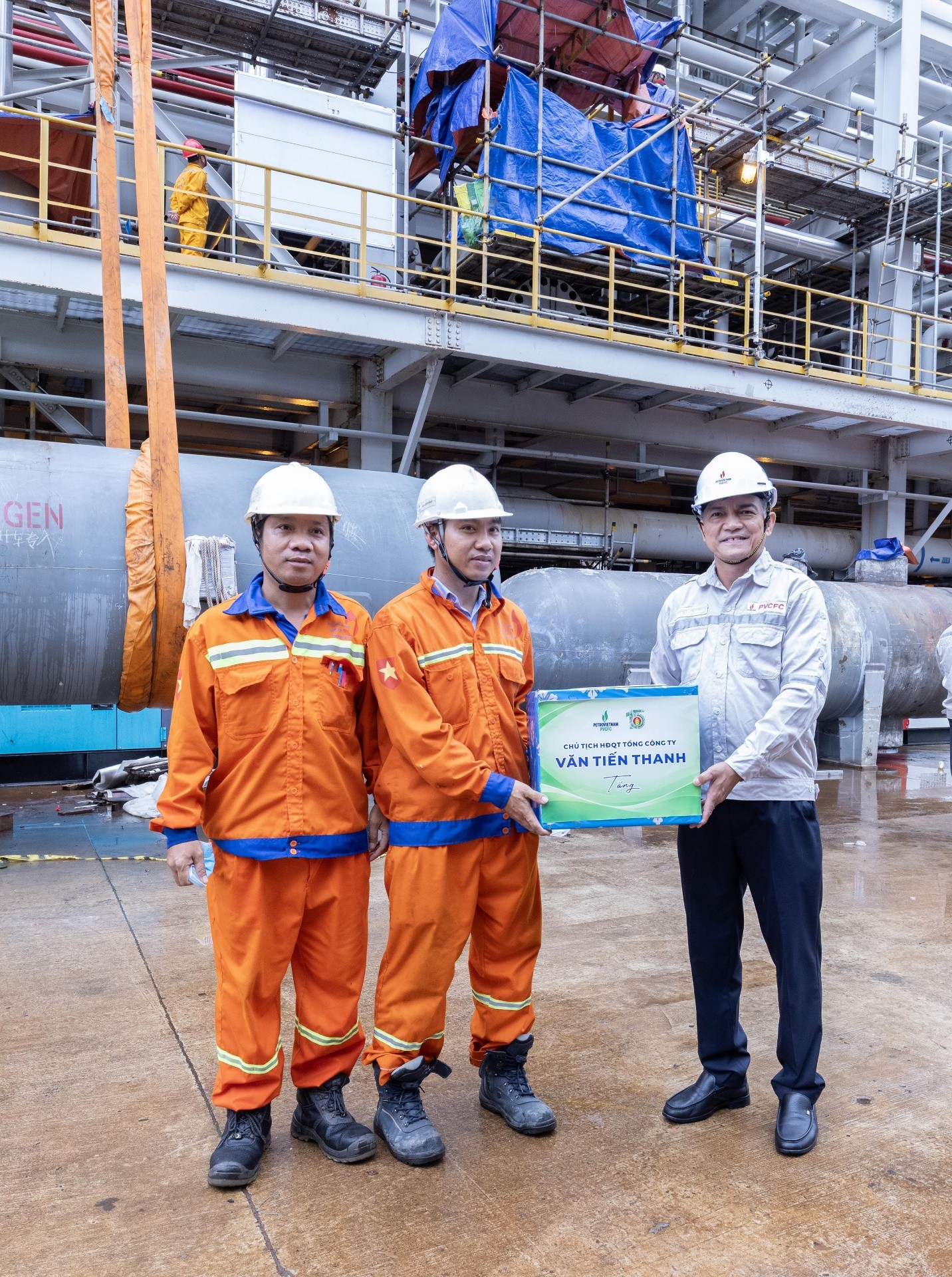 Lãnh đạo PVCFC động viên đội ngũ trực tiếp thực hiện bảo dưỡng Nhà máy Đạm Cà Mau