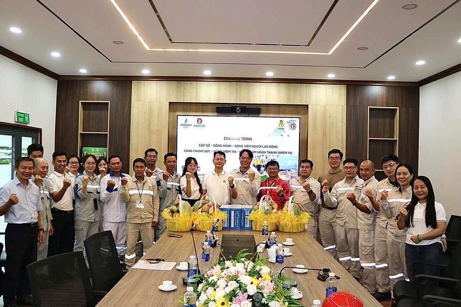 Lãnh đạo PVCFC động viên đội ngũ trực tiếp thực hiện bảo dưỡng Nhà máy Đạm Cà Mau