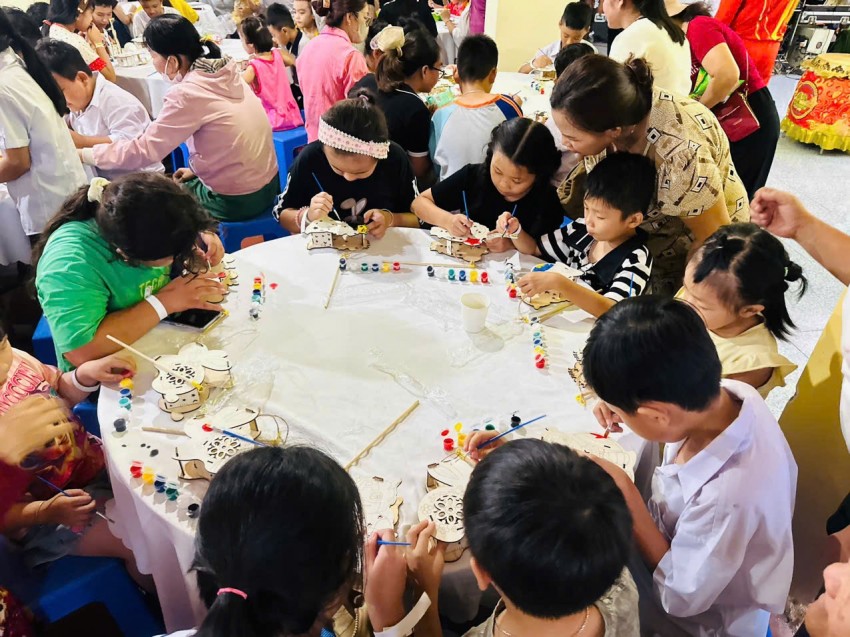 Lan tỏa yêu thương Đêm hội trăng rằm đến thiếu nhi xã đảo Long Sơn Rộn ràng