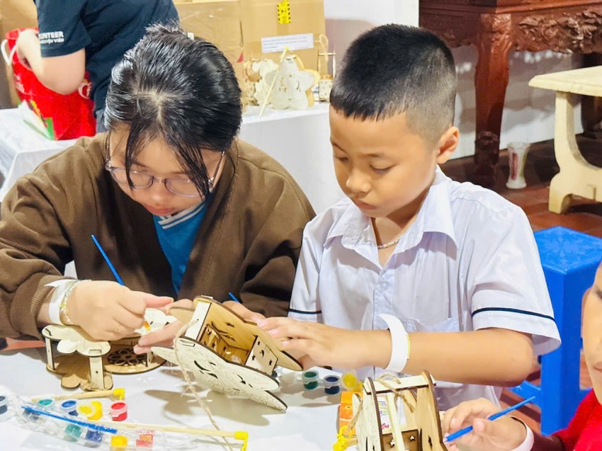Lan tỏa yêu thương Đêm hội trăng rằm đến thiếu nhi xã đảo Long Sơn Rộn ràng