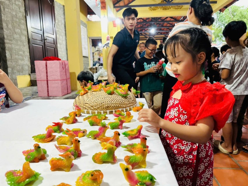 Lan tỏa yêu thương Đêm hội trăng rằm đến thiếu nhi xã đảo Long Sơn Rộn ràng