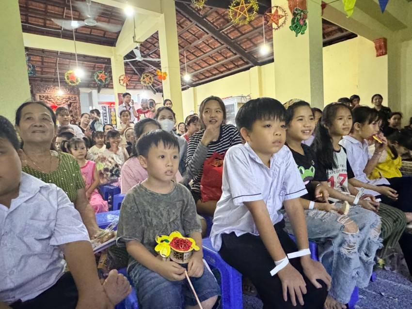 Lan tỏa yêu thương Đêm hội trăng rằm đến thiếu nhi xã đảo Long Sơn Rộn ràng