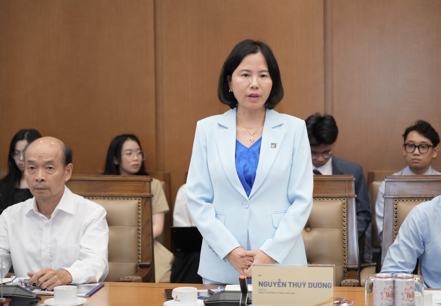Bà Nguyễn Thùy Dương – Chủ tịch Công ty Cổ phần Tư vấn EY Việt Nam phát biểu tại cuộc họp. Bà Nguyễn Thùy Dương – Chủ tịch Công ty Cổ phần Tư vấn EY Việt Nam phát biểu tại cuộc họp.