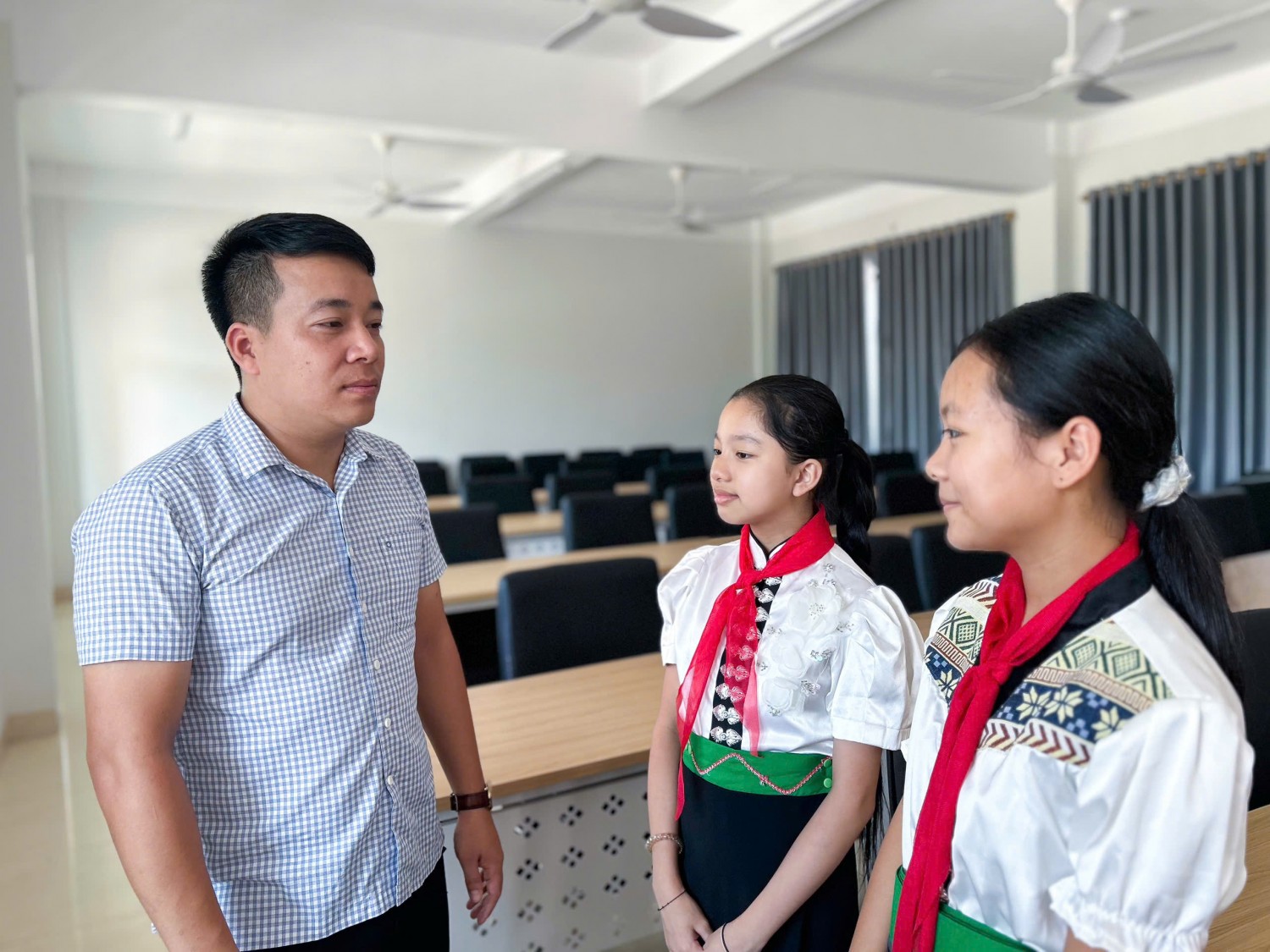 Ấm áp tình thầy trò trong mùa trăng đầu tiên ở ngôi trường mới Ấm áp tình thầy trò trong mùa trăng đầu tiên ở ngôi trường mới