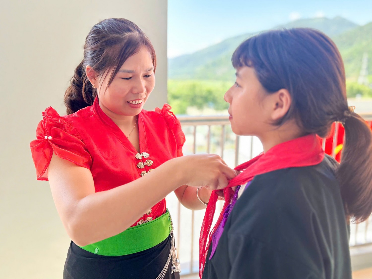 Ấm áp tình thầy trò trong mùa trăng đầu tiên ở ngôi trường mới Ấm áp tình thầy trò trong mùa trăng đầu tiên ở ngôi trường mới