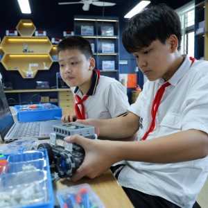 [VIDEO] Học sinh Trường PETROVIETNAM - Phong Thổ hào hứng khám phá khoa học với phòng STEM mới