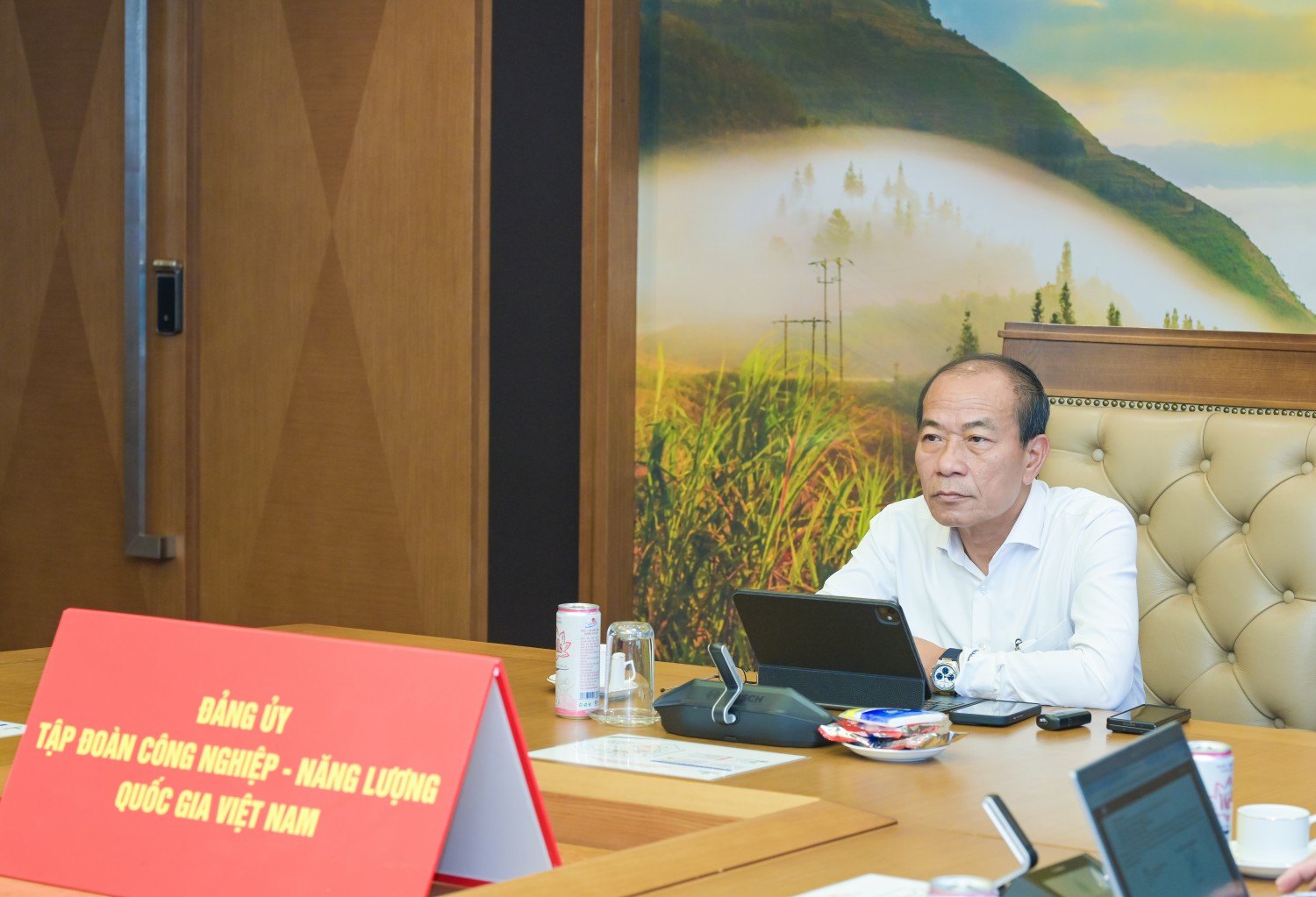 Đồng chí Phạm Quang Dũng - Ủy viên Ban Thường vụ, Chánh Văn phòng Đảng ủy Tập đoàn Công nghiệp - Năng lượng Quốc gia Việt Nam. Đồng chí Phạm Quang Dũng - Ủy viên Ban Thường vụ, Chánh Văn phòng Đảng ủy Tập đoàn Công nghiệp - Năng lượng Quốc gia Việt Nam.