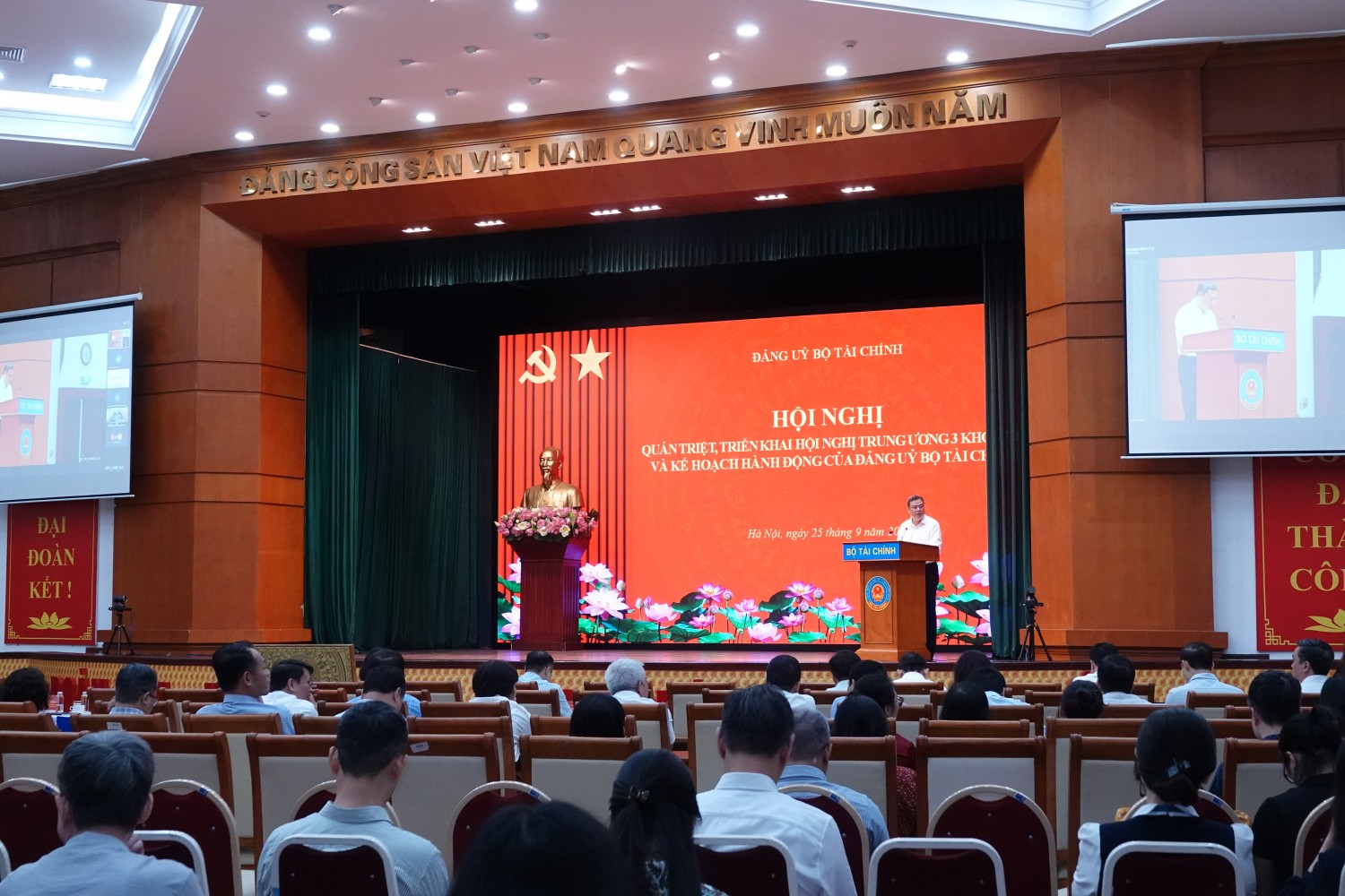 Các đại biểu tham dự Hội nghị tại điểm cầu chính tại trụ sở Bộ Tài chính. Các đại biểu tham dự Hội nghị tại điểm cầu chính tại trụ sở Bộ Tài chính.