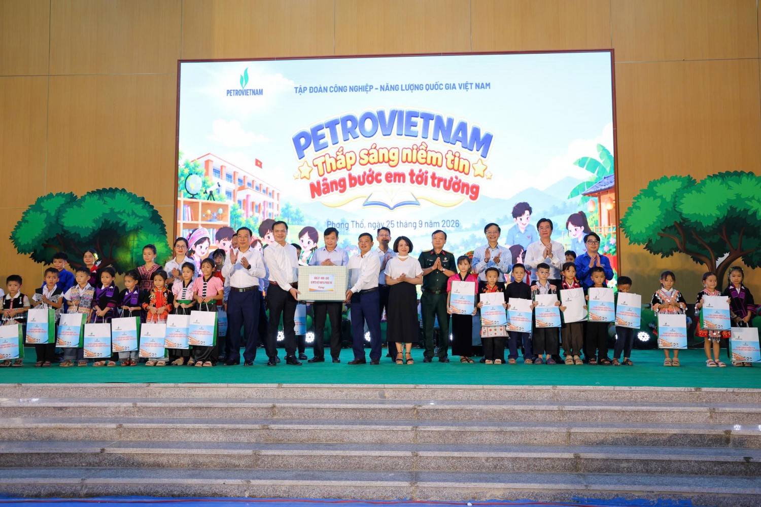 Trung thu đầu tiên dưới mái trường PETROVIETNAM - Phong Thổ