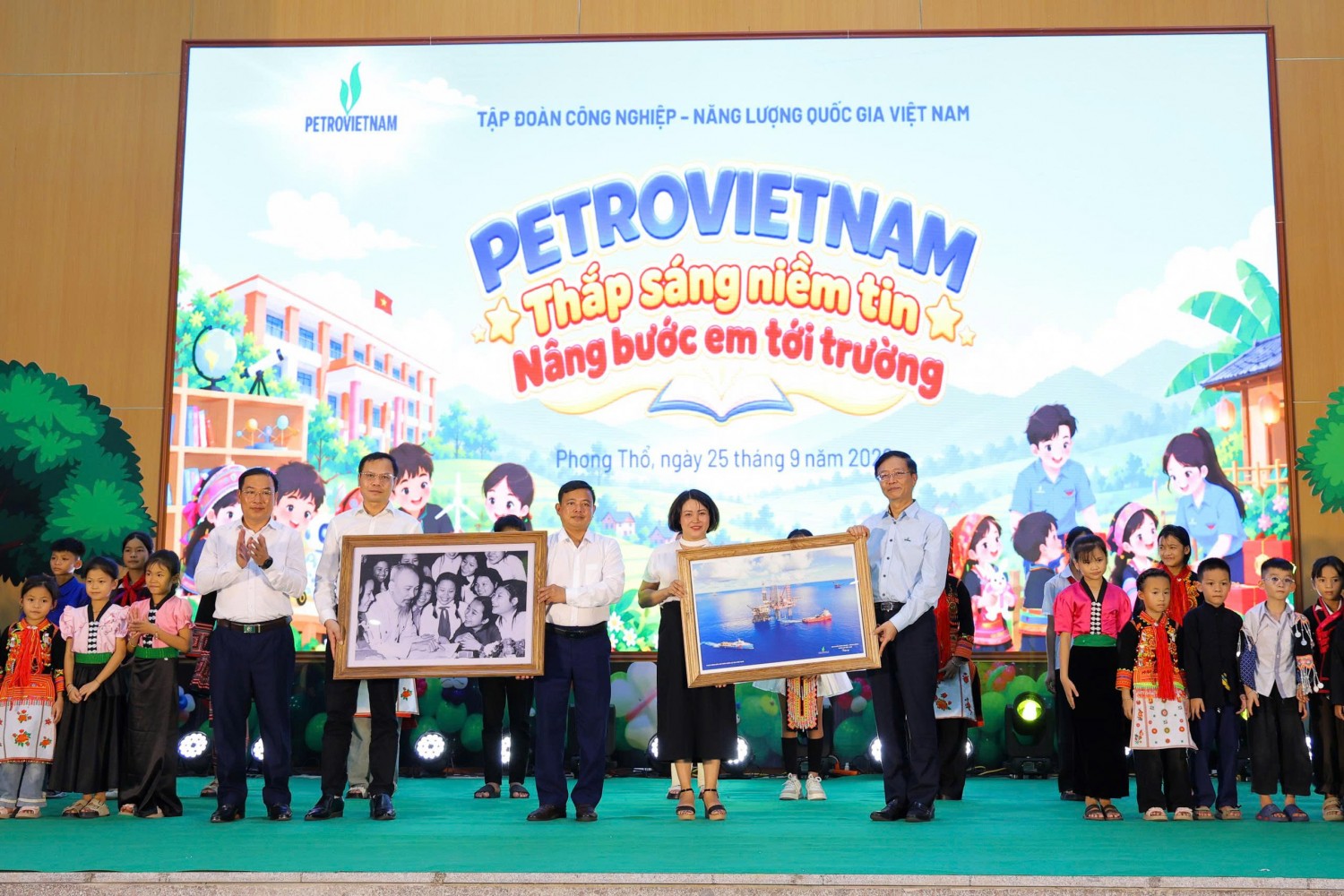 Trung thu đầu tiên dưới mái trường PETROVIETNAM - Phong Thổ