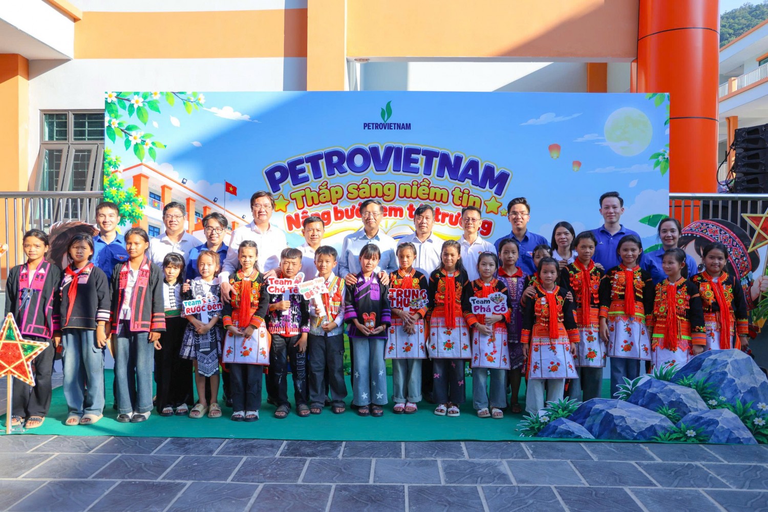 Trung thu đầu tiên dưới mái trường PETROVIETNAM - Phong Thổ