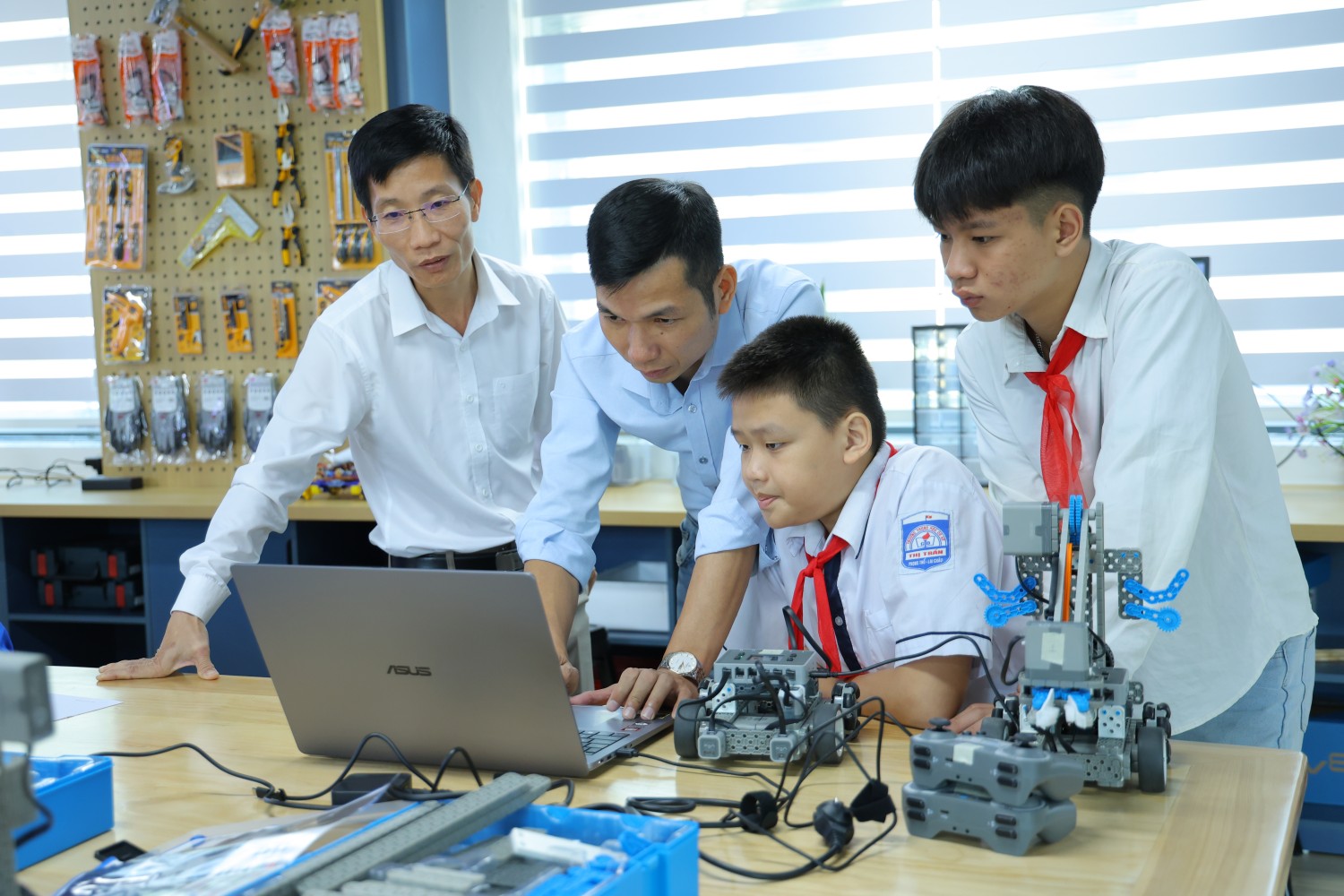 Khánh thành phòng thực hành giáo dục STEM tại trường PETROVIETNAM - Phong Thổ Khánh thành phòng thực hành giáo dục STEM tại trường PETROVIETNAM - Phong Thổ