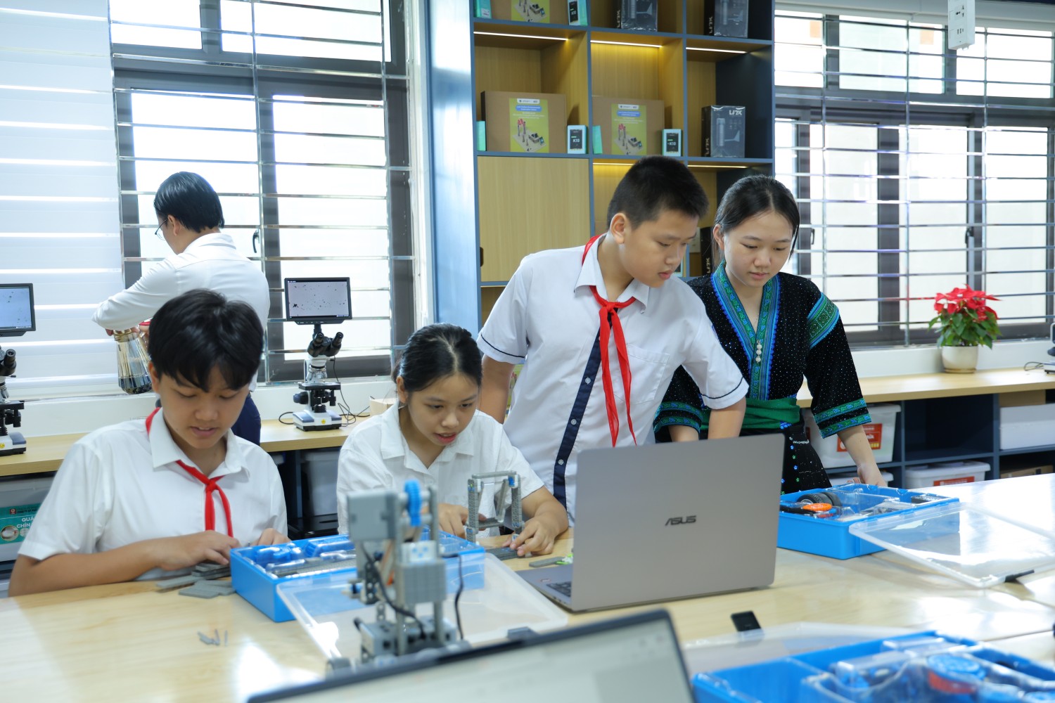 Khánh thành phòng thực hành giáo dục STEM tại trường PETROVIETNAM - Phong Thổ Khánh thành phòng thực hành giáo dục STEM tại trường PETROVIETNAM - Phong Thổ